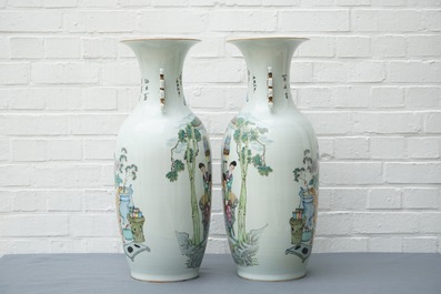 Une paire de grands vases en porcelaine de Chine famille rose, 19/20&egrave;me
