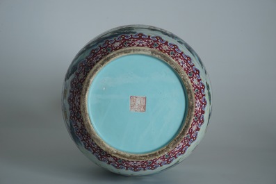 Een grote Chinese famille rose vaas, Qianlong merk, 19/20e eeuw