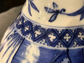 Un vase de forme bouteille en porcelaine de Chine bleu et blanc, &eacute;poque Transition