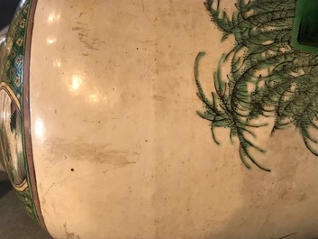 Deux vases en porcelaine de Chine famille verte, 19/20&egrave;me