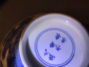 Un bol de forme conique en porcelaine de Chine bleu et blanc, marq et &eacute;poque de Kangxi