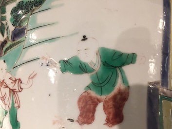 Un vase couvert de style Kangxi en porcelaine de Chine famille verte, 19/20&egrave;me