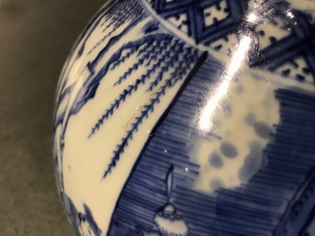 Un vase de forme bouteille en porcelaine de Chine bleu et blanc, &eacute;poque Transition
