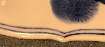 Un bol de forme conique en porcelaine de Chine bleu et blanc, marq et &eacute;poque de Kangxi