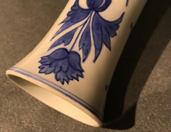 Un vase de forme bouteille en porcelaine de Chine bleu et blanc, &eacute;poque Transition