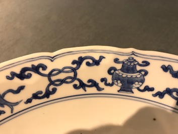 Un bol de forme conique en porcelaine de Chine bleu et blanc, marq et &eacute;poque de Kangxi
