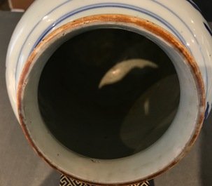 Een Chinese blauwwitte vaas met een qilin, Shunzhi, Transitie periode