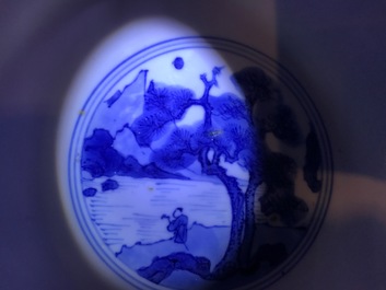 Un bol de forme conique en porcelaine de Chine bleu et blanc, marq et &eacute;poque de Kangxi