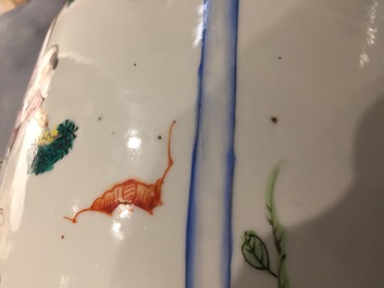Een paar Chinese famille rose vazen met spelende jongentjes, 19/20e eeuw