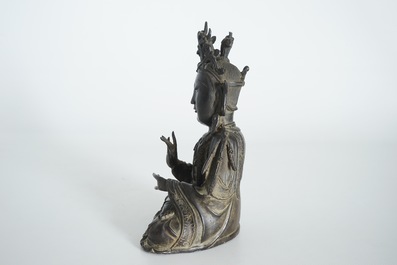 Un mod&egrave;le de Guanyin assis en bronze, Chine, Ming