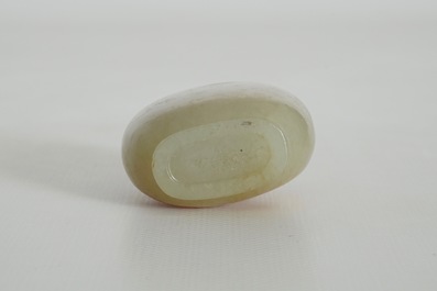 A Chinese brown jade snuff bottle, 19th C.