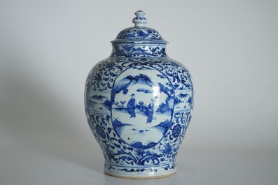 Un grand vase couvert de forme balustre en porcelaine de Chine bleu et blanc, Wanli
