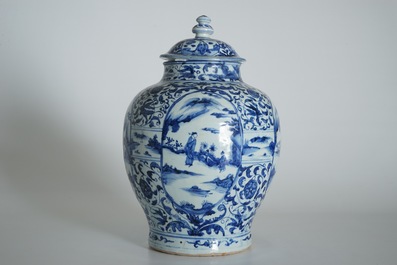 Un grand vase couvert de forme balustre en porcelaine de Chine bleu et blanc, Wanli