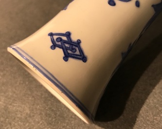 Un vase de forme bouteille en porcelaine de Chine bleu et blanc, &eacute;poque Transition