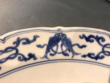 Un bol de forme conique en porcelaine de Chine bleu et blanc, marq et &eacute;poque de Kangxi