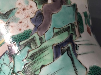 Un vase couvert de style Kangxi en porcelaine de Chine famille verte, 19/20&egrave;me