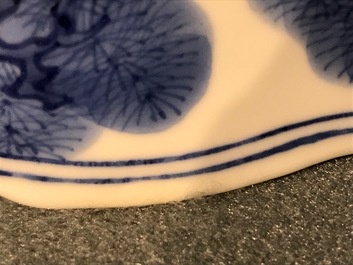 Un bol de forme conique en porcelaine de Chine bleu et blanc, marq et &eacute;poque de Kangxi