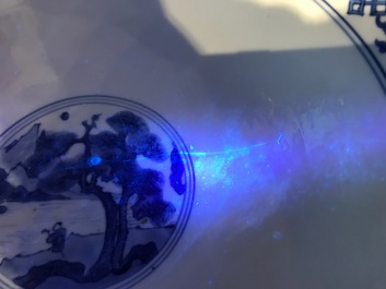 Un bol de forme conique en porcelaine de Chine bleu et blanc, marq et &eacute;poque de Kangxi