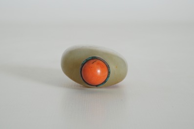 A Chinese brown jade snuff bottle, 19th C.