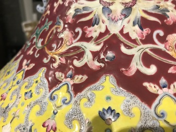 Een grote Chinese famille rose vaas, Qianlong merk, 19/20e eeuw