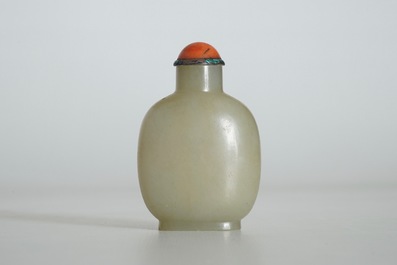 A Chinese brown jade snuff bottle, 19th C.