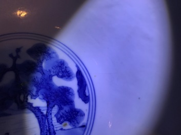 Un bol de forme conique en porcelaine de Chine bleu et blanc, marq et &eacute;poque de Kangxi