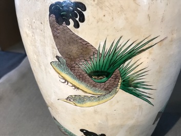 Deux vases en porcelaine de Chine famille verte, 19/20&egrave;me