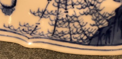 Un bol de forme conique en porcelaine de Chine bleu et blanc, marq et &eacute;poque de Kangxi