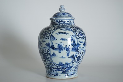 Un grand vase couvert de forme balustre en porcelaine de Chine bleu et blanc, Wanli
