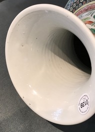 Deux vases en porcelaine de Chine famille verte, 19/20&egrave;me