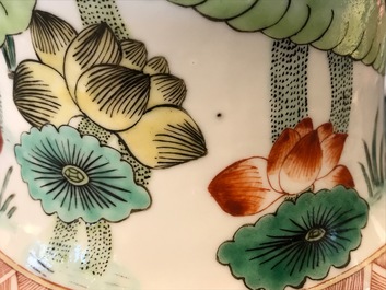 Deux vases en porcelaine de Chine famille verte, 19/20&egrave;me