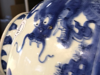 Een Chinese blauwwitte vaas met een qilin, Shunzhi, Transitie periode