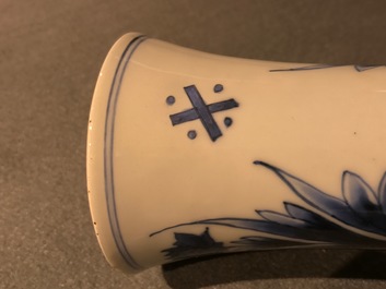 Un vase de forme bouteille en porcelaine de Chine bleu et blanc, &eacute;poque Transition
