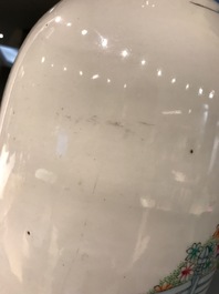 Een paar grote Chinese famille rose vazen met figurendecor en kalligrafie, 19/20e eeuw