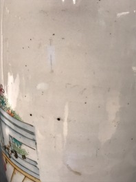 Een paar grote Chinese famille rose vazen met figurendecor en kalligrafie, 19/20e eeuw