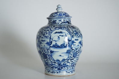Un grand vase couvert de forme balustre en porcelaine de Chine bleu et blanc, Wanli