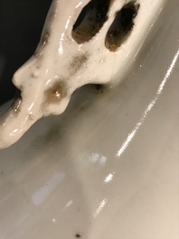 Een paar grote Chinese famille rose vazen met figurendecor en kalligrafie, 19/20e eeuw