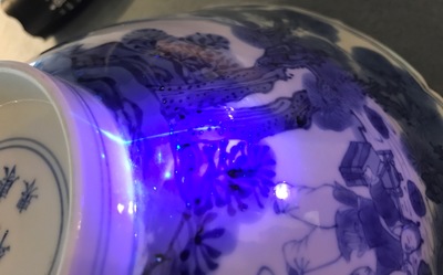 Un bol de forme conique en porcelaine de Chine bleu et blanc, marq et &eacute;poque de Kangxi