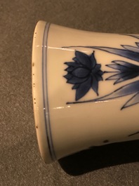 Un vase de forme bouteille en porcelaine de Chine bleu et blanc, &eacute;poque Transition