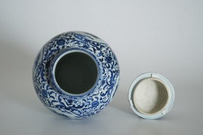 Un grand vase couvert de forme balustre en porcelaine de Chine bleu et blanc, Wanli