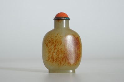 A Chinese brown jade snuff bottle, 19th C.