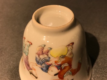 Een Chinese famille rose wijnkom met spelende kinderen, Republiek, 20e eeuw