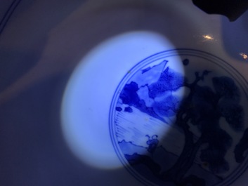 Un bol de forme conique en porcelaine de Chine bleu et blanc, marq et &eacute;poque de Kangxi