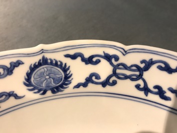 Un bol de forme conique en porcelaine de Chine bleu et blanc, marq et &eacute;poque de Kangxi