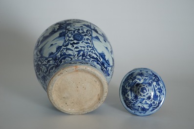 Un grand vase couvert de forme balustre en porcelaine de Chine bleu et blanc, Wanli