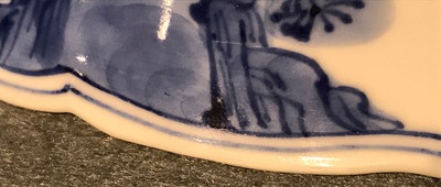 Un bol de forme conique en porcelaine de Chine bleu et blanc, marq et &eacute;poque de Kangxi