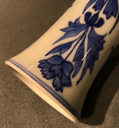 Un vase de forme bouteille en porcelaine de Chine bleu et blanc, &eacute;poque Transition