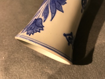 Un vase de forme bouteille en porcelaine de Chine bleu et blanc, &eacute;poque Transition