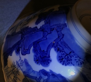 Un bol de forme conique en porcelaine de Chine bleu et blanc, marq et &eacute;poque de Kangxi