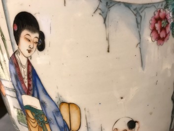Een paar grote Chinese famille rose vazen met figurendecor en kalligrafie, 19/20e eeuw
